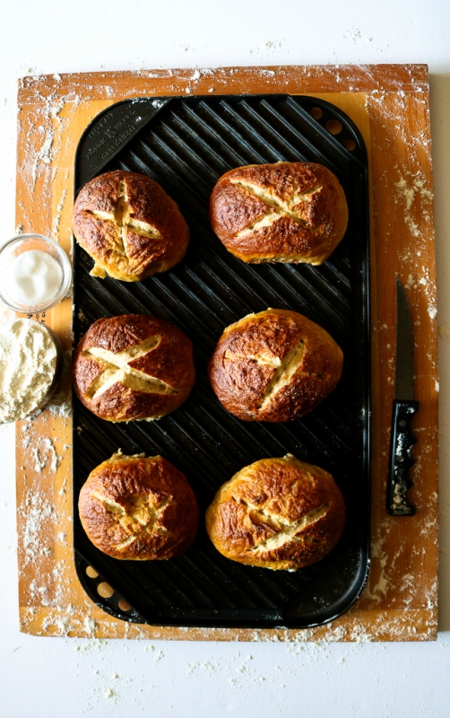 Homemade Vegan Soft Pretzel Buns! These soft pretzel buns add a great twist to veggie burgers and other sandwiches. They also make killer bread bowls for allll your winter soups! #vegan // plantpowercouple.com