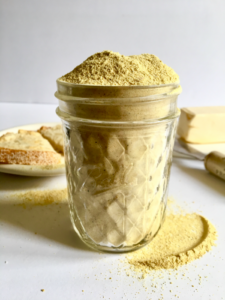 This vegan spice mix is crazy easy to make but also super versatile: Use it on pasta dishes, salads, popcorn, or mixed with vegan butter to create a killer garlic bread spread! 5 ingredients, easy methods, makes a ton! // Recipe: plantpowercouple.com