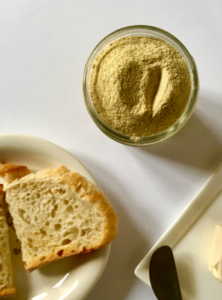 This vegan spice mix is crazy easy to make but also super versatile: Use it on pasta dishes, salads, popcorn, or mixed with vegan butter to create a killer garlic bread spread! 5 ingredients, easy methods, makes a ton! // Recipe: plantpowercouple.com