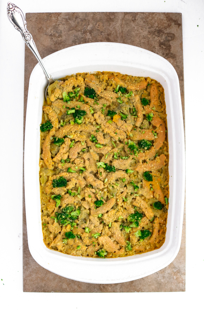 This easy vegan chicken and rice casserole is going to rock your busy winter weeknights. It's rice and veggies and gravy all cooked up and topped with meaty soy curls. Just dump, bake, and enjoy. #vegan #casserole #broccoli #soycurls #rice #veganrecipes // plantpowercouple.com