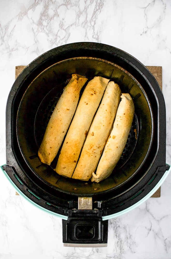 Air fryers have become insanely popular since first introduced. In this post, we’ll share our best healthy vegan air fryer recipes perfect for beginners. From easy plant-based meals using oil-free air fryer tofu to the perfect quick crispy snacks, we guarantee you’ll find a fun new way to use your air fryer in this post! We’ve also included our best air fryer tips and a review of our own air fryer. So if you’ve been thinking of getting an air fryer, or recently got one, settle in and learn some of the wonderful vegan ways to use it.